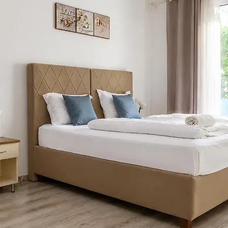 Corvin Rose Apartment *